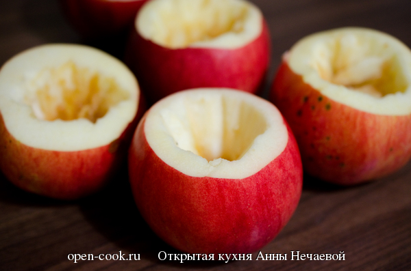 Печеные яблоки с вареньем