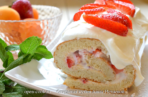 Рулет бисквитный с ягодами - пошаговый рецепт с фото на aikimaster.ru