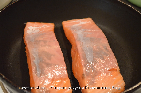 Жареный лосось с фруктово-овощным чатни