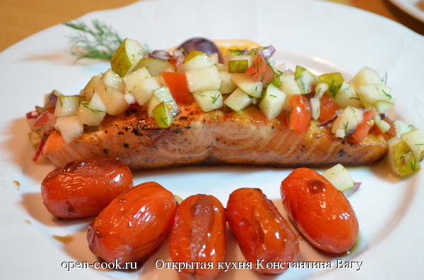 Жареный лосось с фруктово-овощным чатни