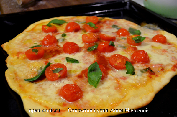 Пицца с моцареллой и помидорами черри