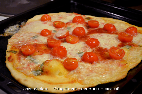Пицца с моцареллой и помидорами и колбасой рецепт с фото пошагово в духовке