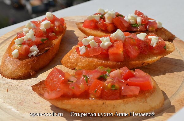Бутерброды с томатами и сыром Моцарелла
