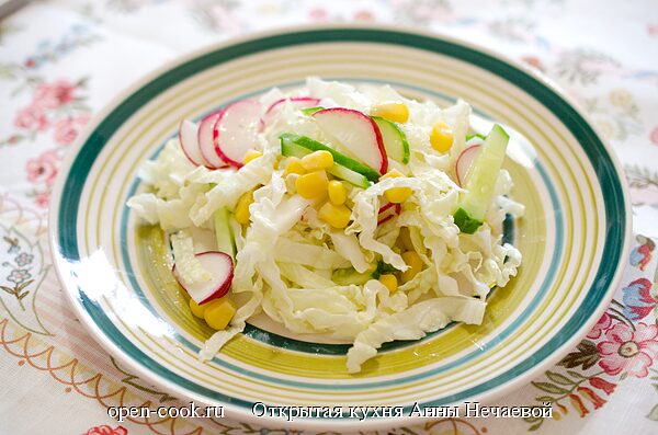 Салат с овощами и кукурузой