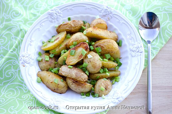 Молодой картофель запеченный