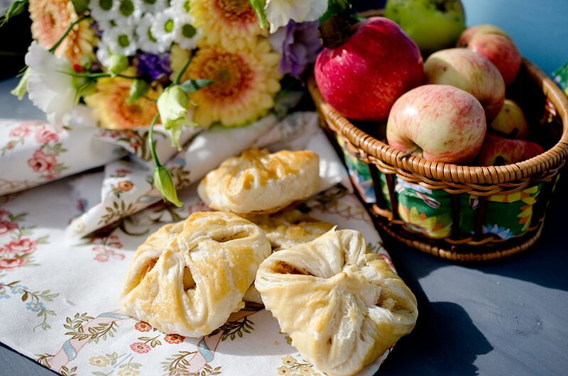 Слойки с творогом и яблоками