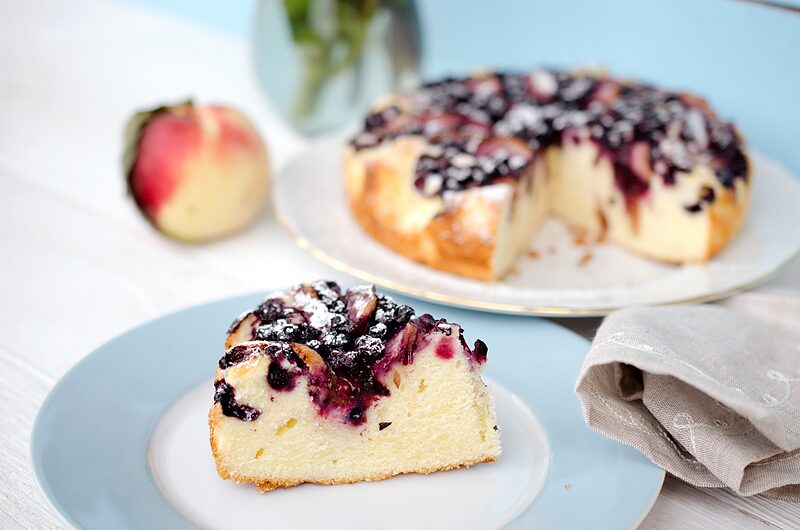 Пирог с яблоками и черникой