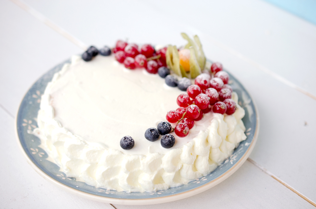Шикарное украшение торта взбитыми сливками и фруктами (как украсить торт кремом и клубникой).