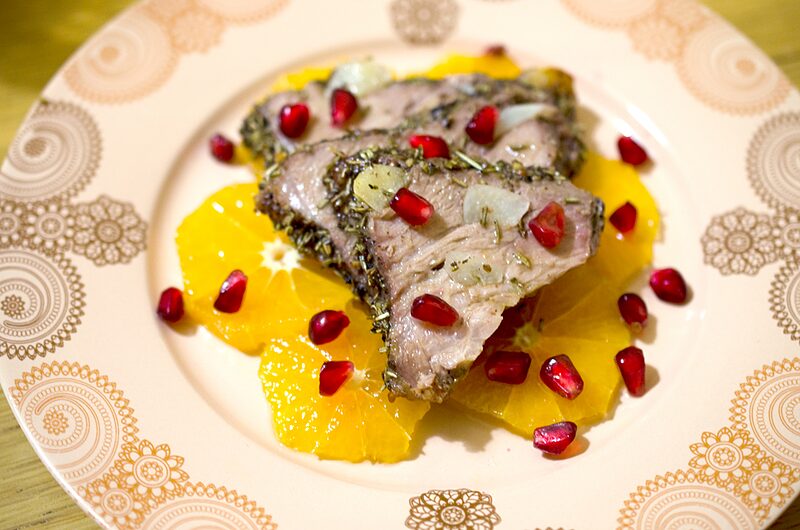 Свиная шея с чесноком в смеси розмарина и пяти перцев