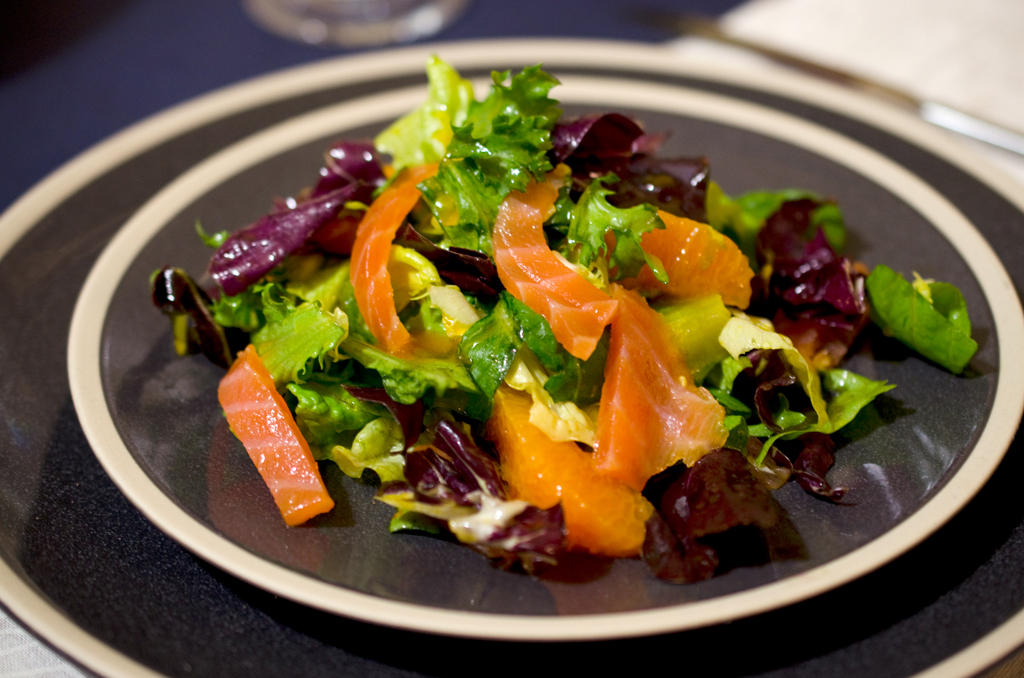Салат с соленым лососем и хурмой - рецепт приготовления на сайте Название сайта