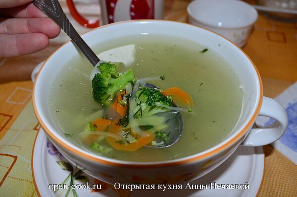 Мясной бульон с овощами и расстегаями