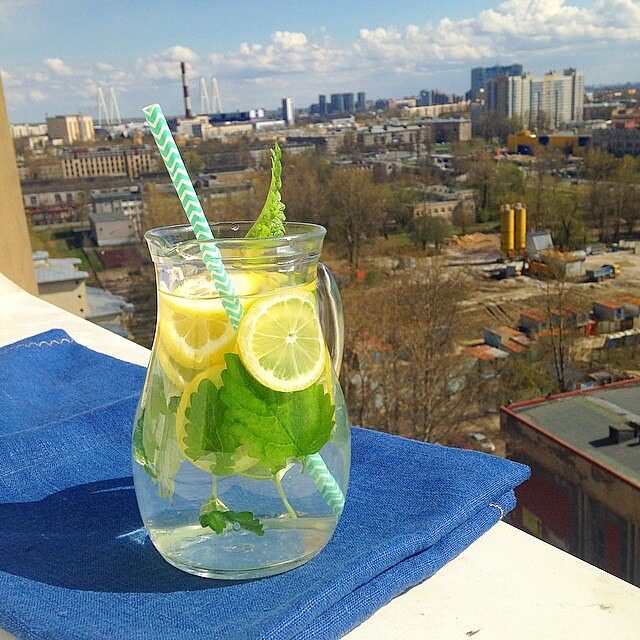 Вода с лимоном и мелиссой