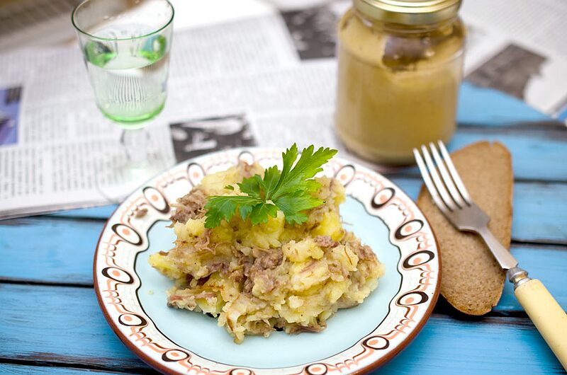 Картофельное пюре с тушенкой