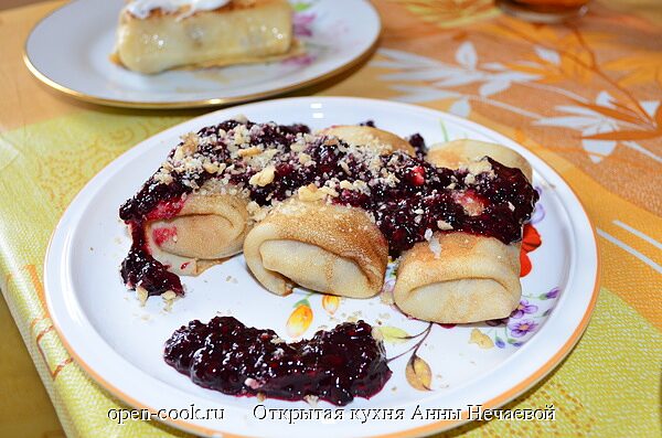 Блины с творогом и ежевичным соусом