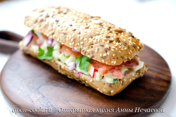 Сэндвич с лососем и салатом