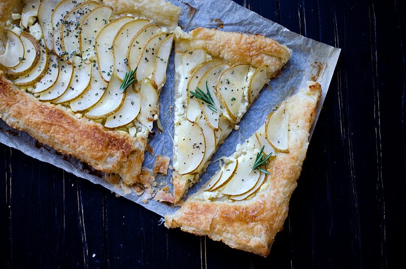 Пирог с грушей и козьим сыром