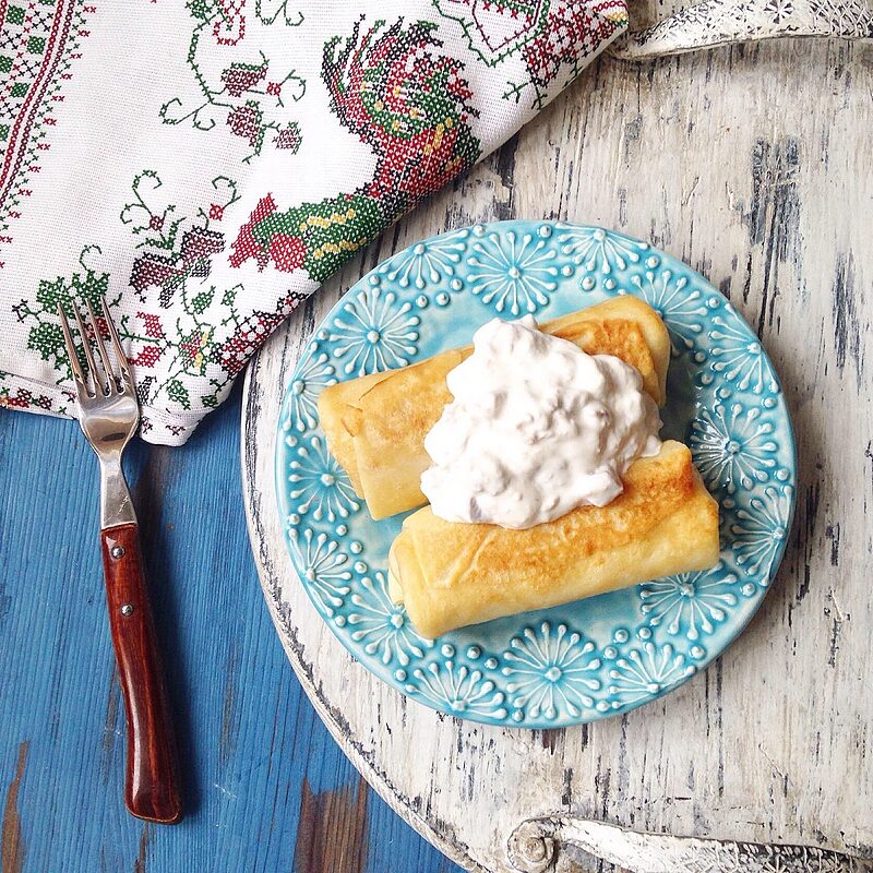 Блины с картофельным пюре и селедочным соусом