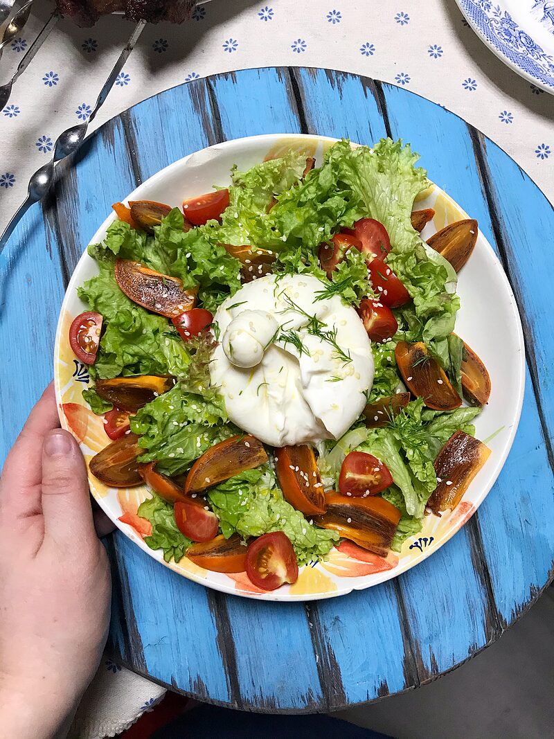 Салат с хурмой и бурратой.